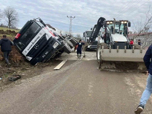 Samsun&rsquo;da beton mikseri kanala devrildi
