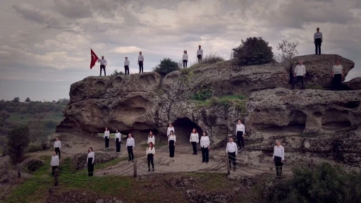 Samsun&rsquo;da &lsquo;&Ccedil;anakkale Şehitlerine&rsquo; şiiri &ccedil;ok sesli koro ile seslendirildi
