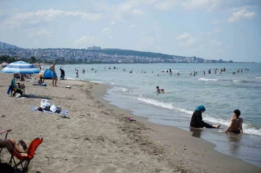 Samsun&rsquo;da dalga ve r&uuml;zgar alarmı: &rsquo;Denize girmeyin&rsquo; &ccedil;ağrısı

