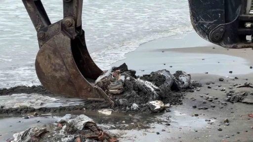 Samsun&rsquo;da denize atılan &ccedil;uvallar dolusu inşaat atığı temizlendi, inceleme başlatıldı
