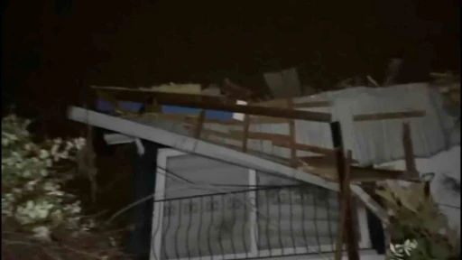 Samsun&rsquo;da fırtına etkili oldu: &Ccedil;atılar u&ccedil;tu, ağa&ccedil;lar devrildi
