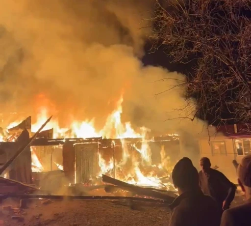 Samsun&rsquo;da gece yarısı korku dolu anlar: Kırsal mahallede iki ev alevlere teslim oldu

