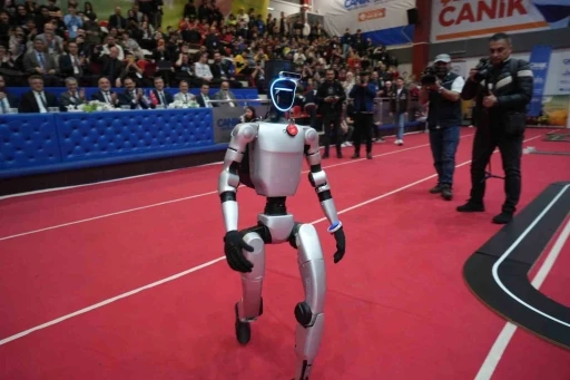 Samsun&rsquo;da gen&ccedil; kaşifler robotlarıyla sahnede
