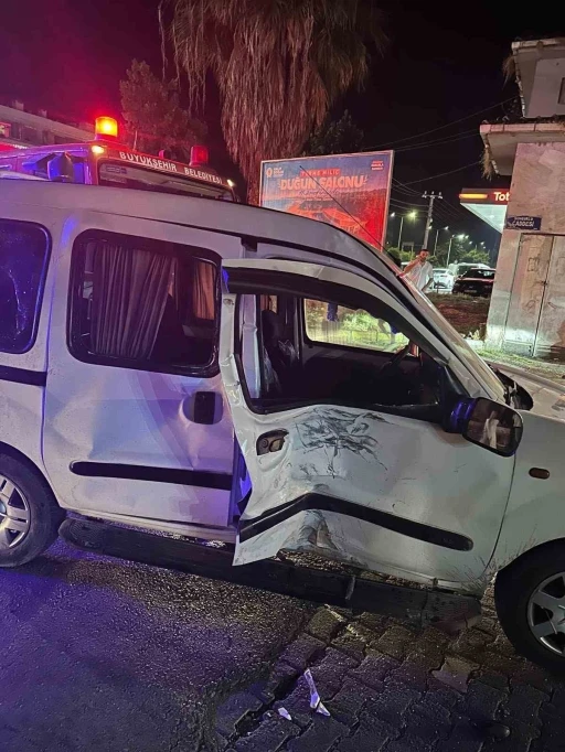 Samsun&rsquo;da hafif ticari ara&ccedil; ile motosiklet &ccedil;arpıştı: 5 yaralı
