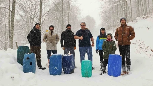 Samsun&rsquo;da kar eğlencesi: Vatandaşlar bidonlarla karın keyfini &ccedil;ıkardı
