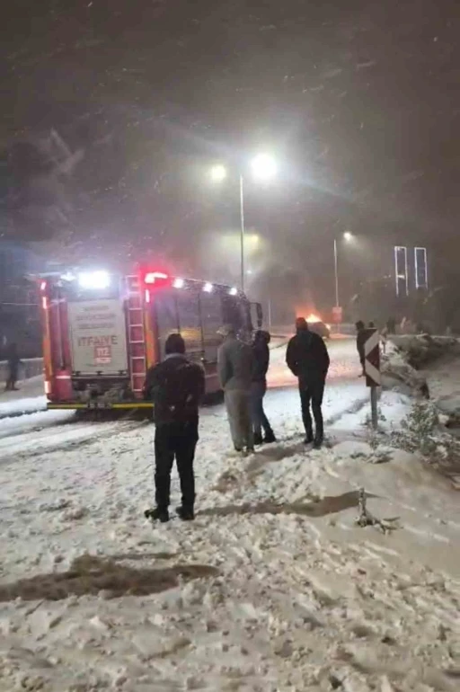 Samsun&rsquo;da karlı yokuşta cip alev aldı
