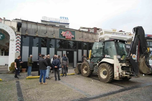 Samsun’da mahkeme kararı sonrası eğlence mekanının yıkımı başladı
