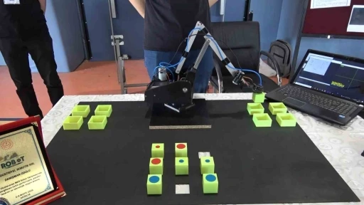 Samsun&rsquo;da meslek lisesi &ouml;ğrencilerinin geliştirdiği robot kol T&uuml;rkiye birincisi oldu
