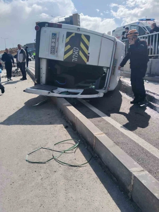 Samsun&rsquo;da minib&uuml;s devrildi: 1 yaralı
