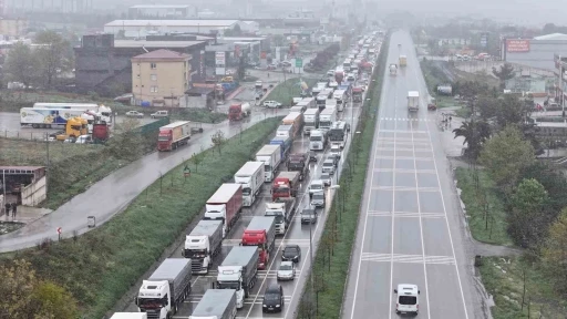 Samsun’da Nisan karı ulaşımı felç etti: 2 kilometrelik tır kuyruğu oluştu
