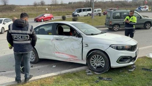 Samsun&rsquo;da otob&uuml;s ile otomobil kavşakta &ccedil;arpıştı: 9 yaralı
