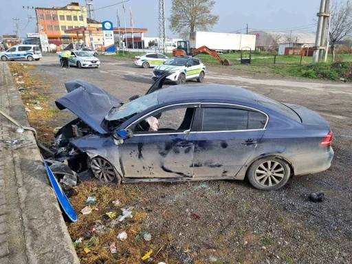 Samsun’da otomobil duvara çarptı: 2 yaralı
