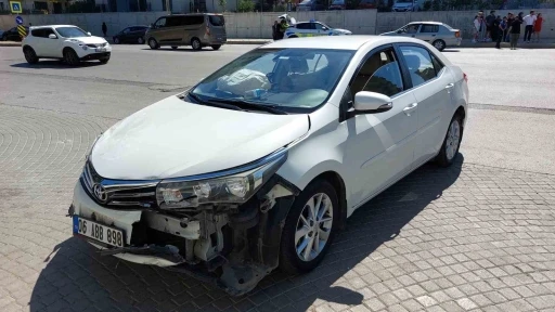 Samsun’da otomobil kamyonla çarpıştı : 3 yaralı
