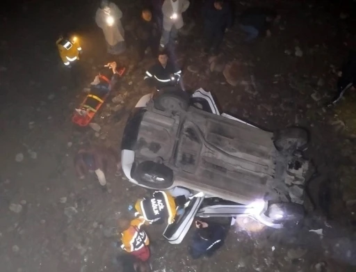 Samsun&rsquo;da otomobil k&ouml;pr&uuml;den dere yatağına u&ccedil;tu: 2 yaralı
