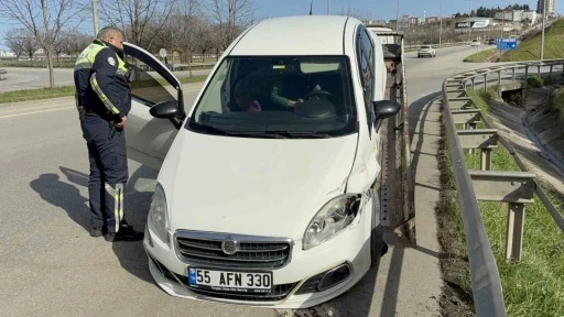 Samsun&rsquo;da otomobil ref&uuml;j&uuml; aşıp bariyere &ccedil;arptı: 1 yaralı
