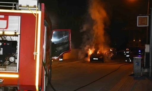 Samsun’da park halindeki otomobil yanarak kullanılamaz hale geldi
