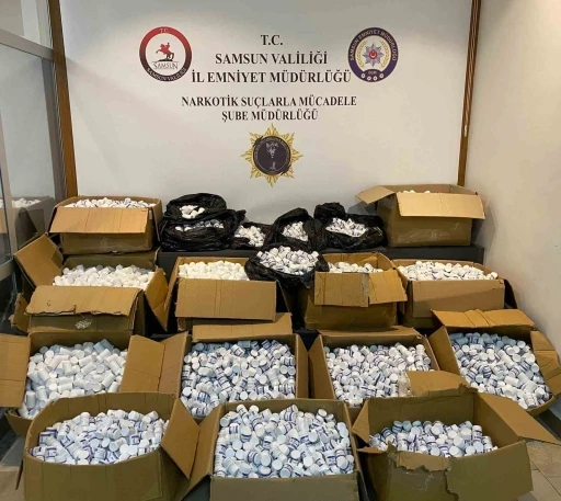 Samsun’da peş peşe giden 3 araçtan 350 bin uyuşturucu hap ele geçirildi
