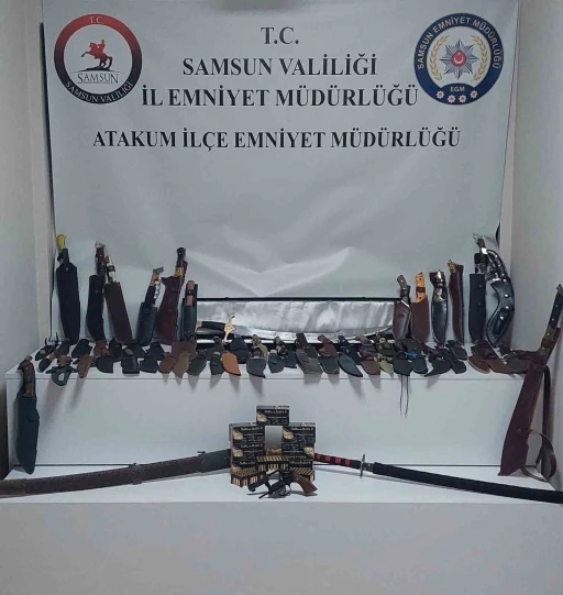 Samsun’da polis ruhsatsız silah ve çok sayıda bıçak ele geçirdi
