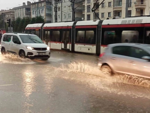 Samsun&rsquo;da sağanak: Caddeler dere gibi aktı
