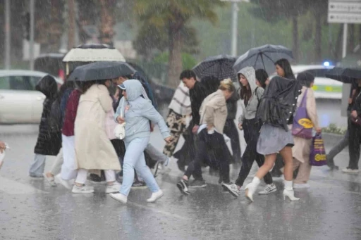 Samsun’da sağanak yağmur ve dolu hayatı olumsuz etkiledi
