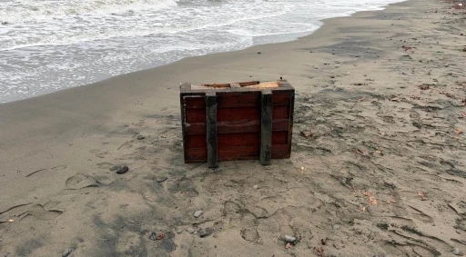 Samsun&rsquo;da sahile vuran sandık incelemeye alındı
