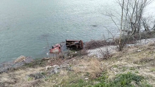 Samsun&rsquo;da takt&ouml;r Kızılırmak Nehri&rsquo;ne u&ccedil;tu: 1 &ouml;l&uuml;, 1 yaralı
