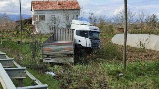 Samsun&rsquo;da tır tarlaya u&ccedil;tu: 1 yaralı
