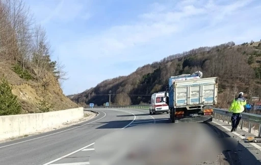 Samsun&rsquo;da virajı alamayan motosiklet kamyonla &ccedil;arpıştı: 1 &ouml;l&uuml;
