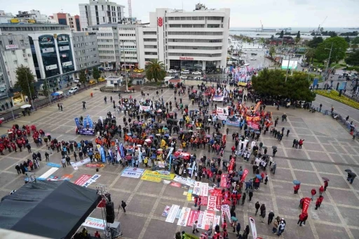 Samsun&rsquo;da yağmur altında 1 Mayıs kutlaması

