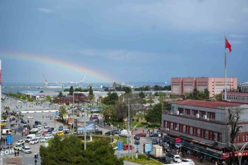 Samsun&rsquo;da yağmur sonrası deniz &uuml;zerinde g&ouml;kkuşağı oluştu
