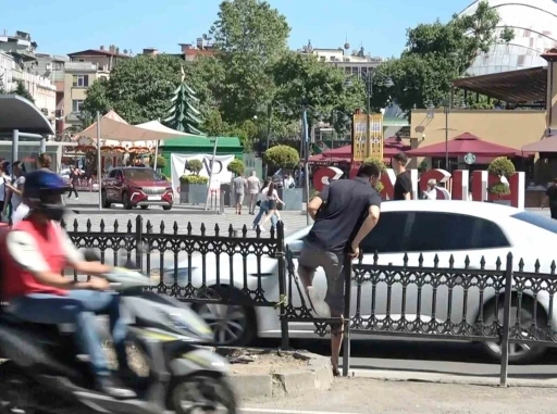 Samsun’da yayaların ölümle dansı: Geçit yerine bariyerden atlıyorlar
