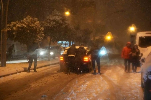 Samsun&rsquo;da yoğun kar yağışı s&uuml;r&uuml;c&uuml;lere zor anlar yaşattı
