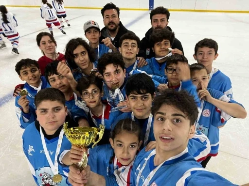 Samsun’dan buz hokeyinde çifte kupa
