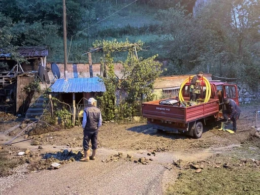 Samsun Kavak&rsquo;ta sağanak yağış: Yollar dere gibi aktı
