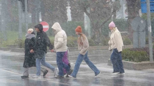 Samsun merkezde kar yağışı etkili oldu

