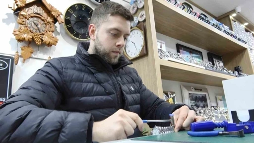 Samsun&rsquo;un en gen&ccedil; saat tamircisi, zamana ayar veriyor
