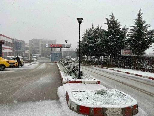 Samsun&rsquo;un Kavak il&ccedil;esi beyaza b&uuml;r&uuml;nd&uuml;

