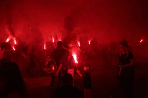 Samsunspor taraftarları, 61. kuruluş yıld&ouml;n&uuml;m&uuml;n&uuml; kutladı
