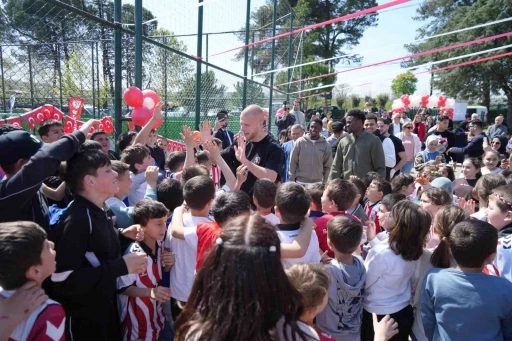 Samsunsporlu futbolcular, 23 Nisan&rsquo;ı &ccedil;ocuklarla birlikte kutladı
