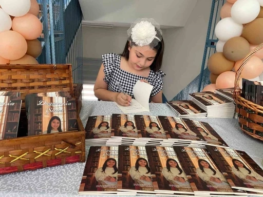 Sanat&ccedil;ı annenin kızı 10 yaşında şiir kitabı &ccedil;ıkardı
