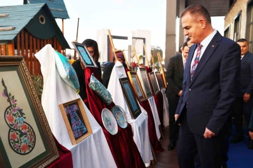 &lsquo;Sanatın diliyle değerlerimiz, hat, tezhip, ebru&rsquo; sergisi a&ccedil;ıldı
