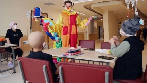 Sanatın rehabilite edici g&uuml;c&uuml;n&uuml; &ccedil;ocuklarla buluşturdular
