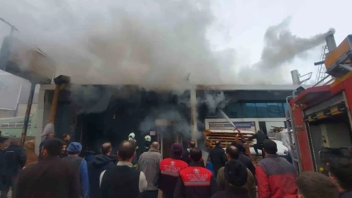 Sanayi sitesinde b&uuml;y&uuml;k yangın: 5 kişi hastaneye kaldırıldı
