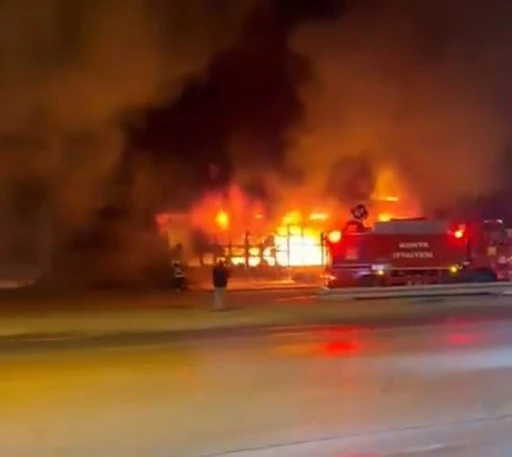 Sanayi sitesinde çıkan yangında 9 iş yeri kullanılamaz hale geldi
