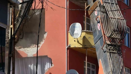 Sancaktepe’de depremde hasar gören 5 katlı bina kontrollü şekilde yıkıldı
