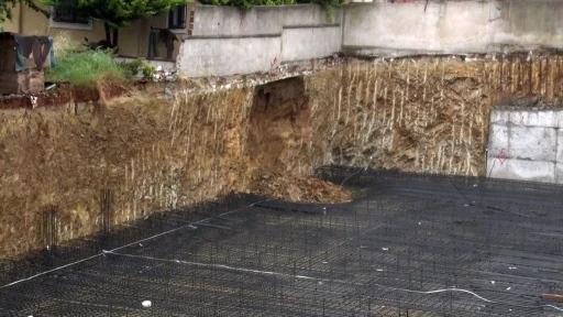 Sancaktepe&rsquo;de inşaat alnında toprak kayması
