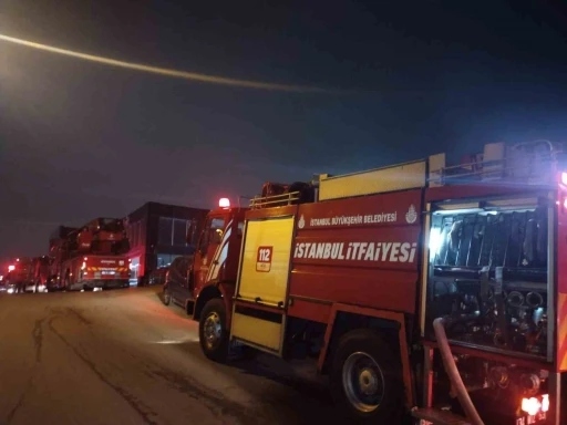 Sancaktepe’de oto galericiler sitesinde yangın
