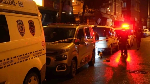 Sancaktepe&rsquo;de seyir halindeki otomobilden silahlı saldırı: 1 yaralı
