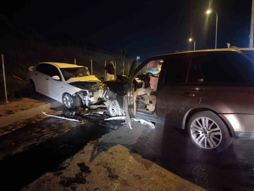 Sancaktepe&rsquo;de ters y&ouml;nden gelen otomobil, 2 araca &ccedil;arptı: 2&rsquo;si ağır 5 yaralı
