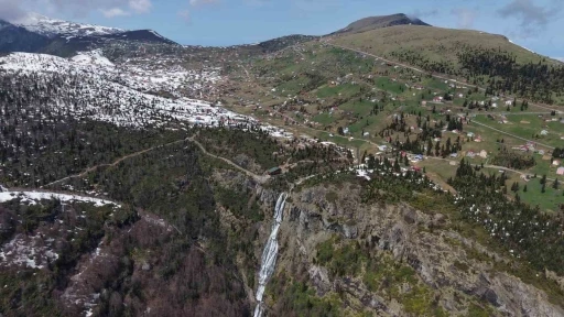 Sandık Gölü ve Şelalesi etkileyici görüntüsüyle görenleri büyülüyor
